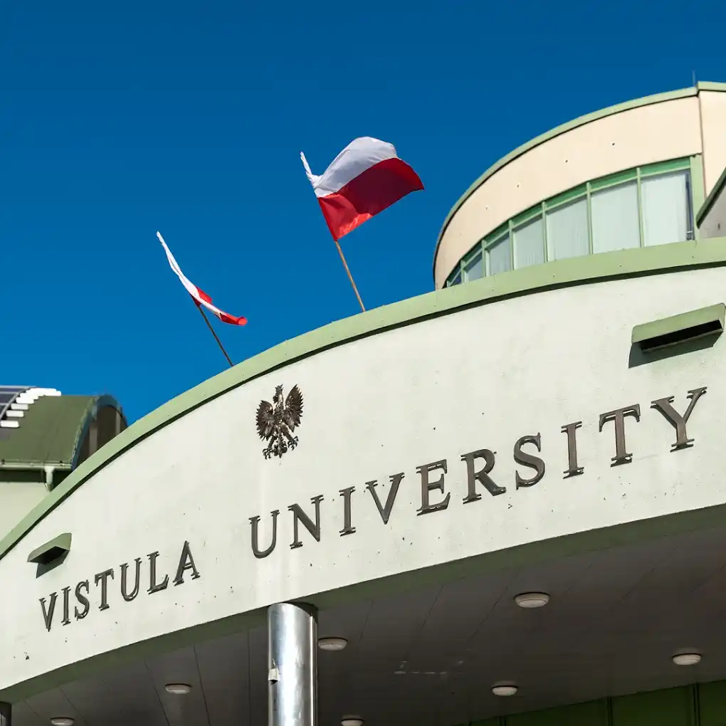 Wejście do Akademii Finansów i Biznesu Vistula w Warszawie – hologramy na legitymację doktorancką i naklejki studenckie