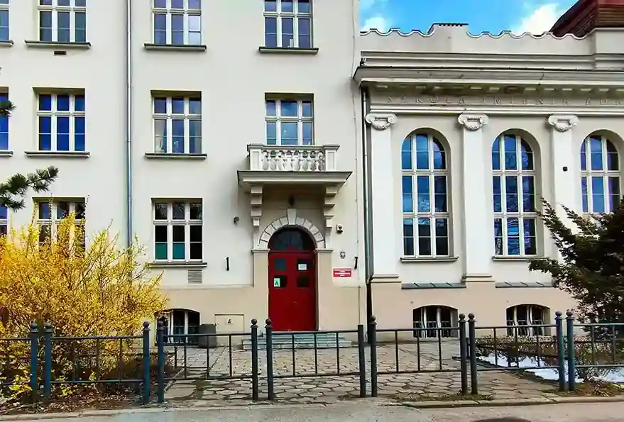 Wejście do budynku Akademii Humanistyczno-Ekonomicznej w Łodzi – hologramy na legitymacje studenckie i doktoranckie