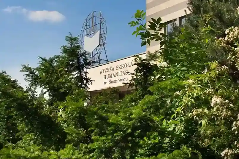 Budynek Akademii Humanitas w Sosnowcu w otoczeniu zieleni – hologramy kolekcjonerskie studenckie i doktoranckie