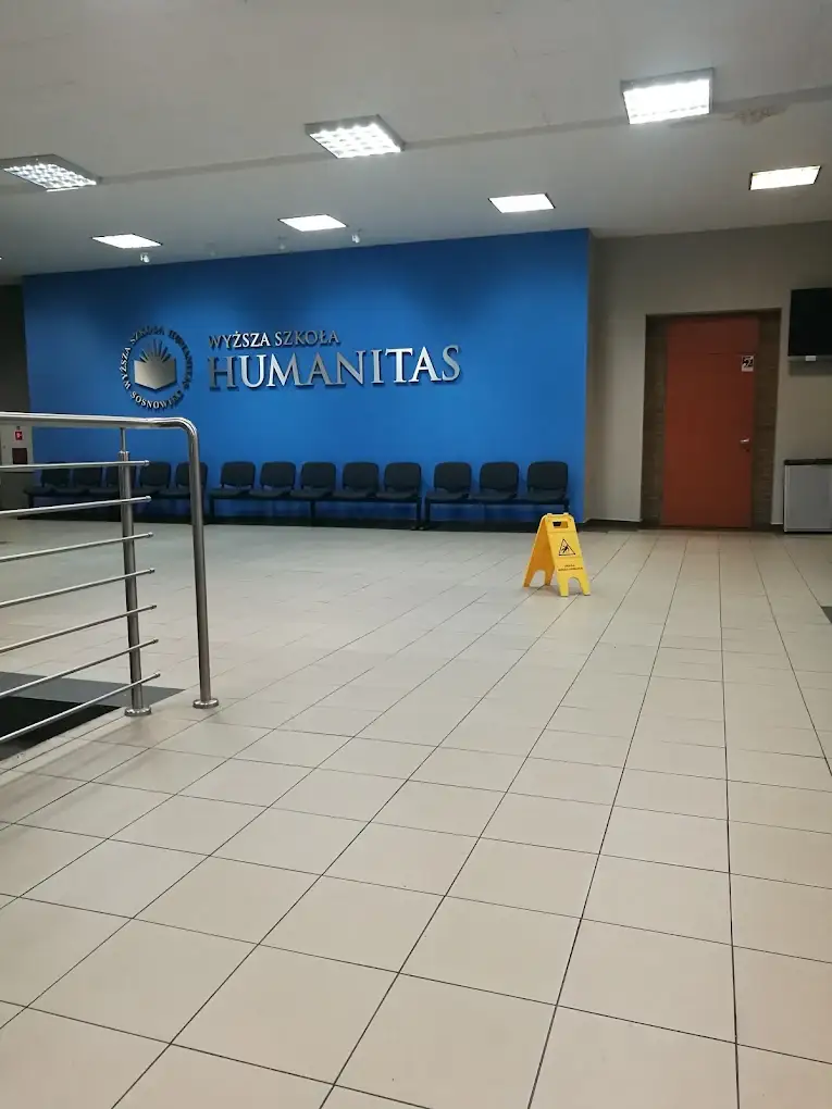 Wnętrze Akademii Humanitas w Sosnowcu z widocznym logo uczelni – hologramy studenckie i doktoranckie