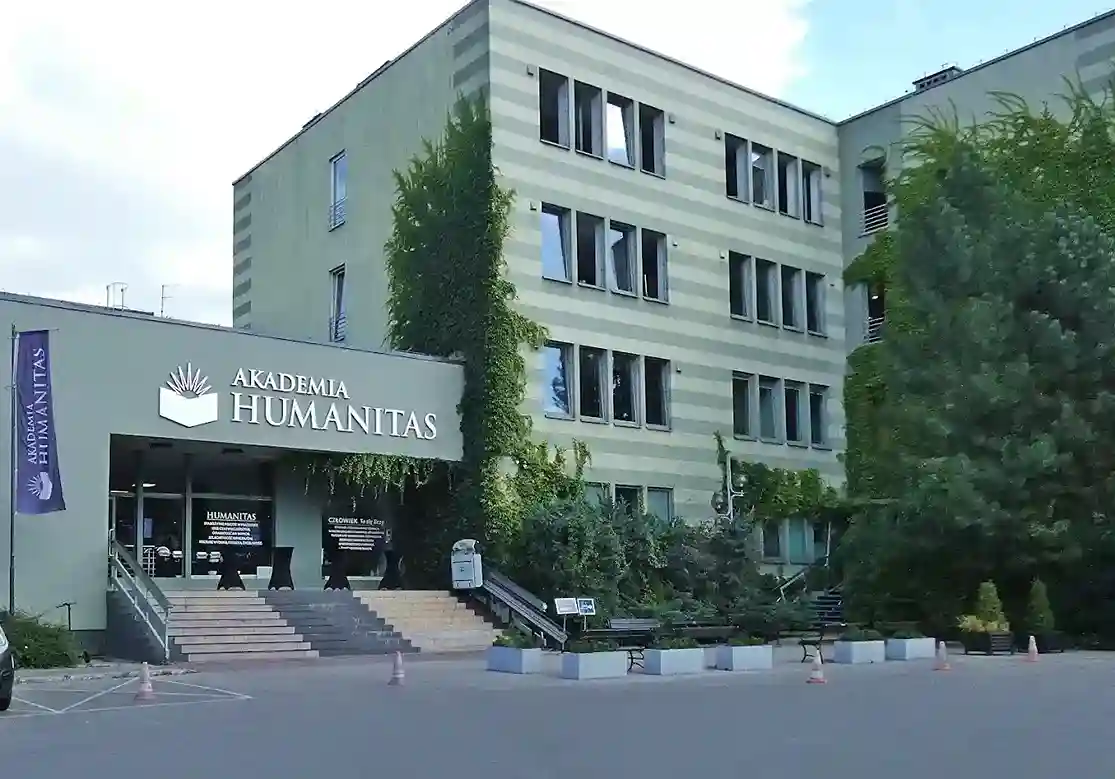 Wejście do Akademii Humanitas w Sosnowcu i budynek uczelni – naklejki do legitymacji studenckiej i doktoranckiej