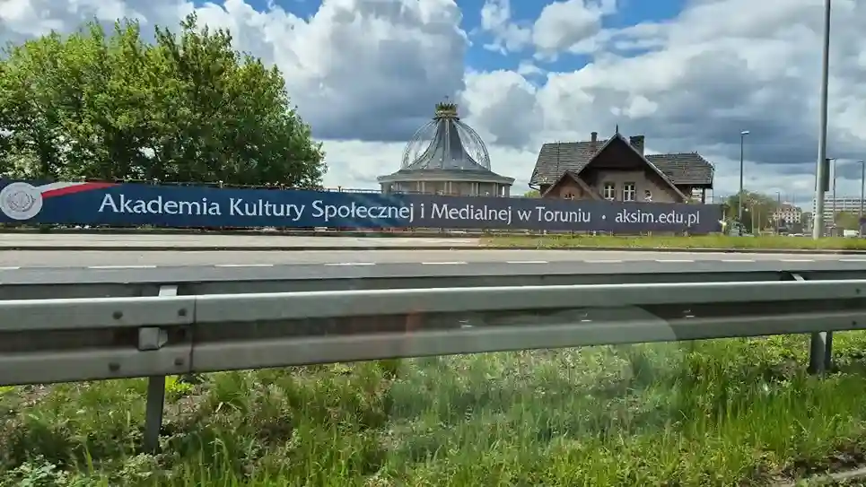 Kampus Akademii Kultury Społecznej i Medialnej w Toruniu – hologramy do legitymacji studenckiej i doktoranckiej AKSiM oraz naklejki kolekcjonerskie