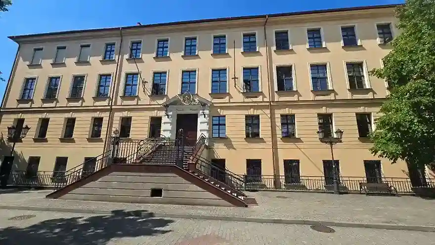 Budynek Akademii Kultury Społecznej i Medialnej w Toruniu – hologramy kolekcjonerskie studenckie AKSiM i naklejki do legitymacji