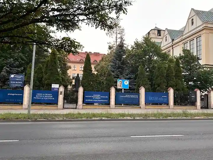 Budynek Akademii Kultury Społecznej i Medialnej w Toruniu – hologramy na legitymację doktorancką AKSiM i naklejki kolekcjonerskie
