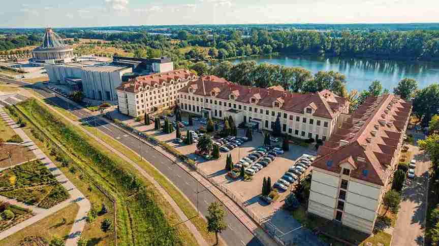Kampus Akademii Kultury Społecznej i Medialnej w Toruniu – naklejki na legitymację studencką AKSiM i hologramy kolekcjonerskie
