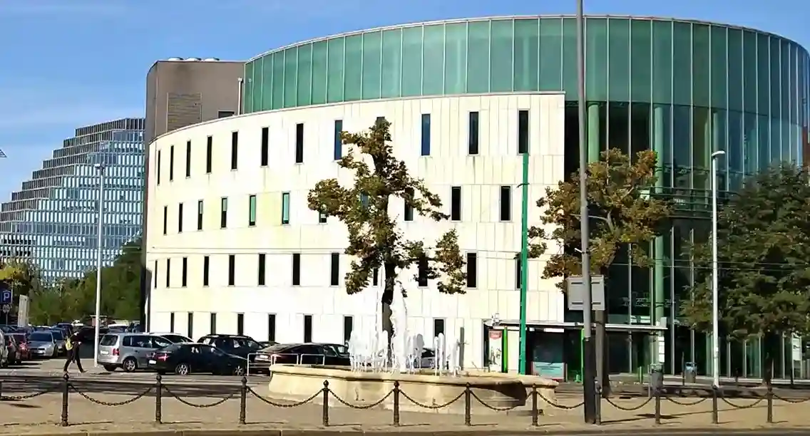 Nowoczesny budynek Akademii Muzycznej w Poznaniu – hologramy na legitymację doktorancką AMuz i naklejki kolekcjonerskie
