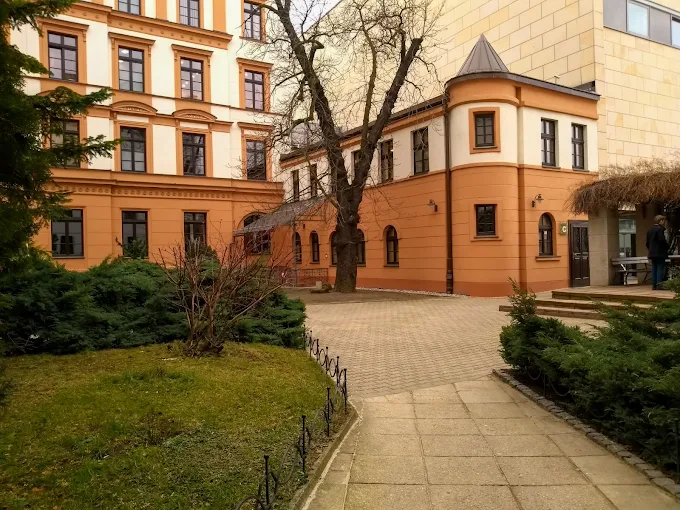 Budynek Akademii Muzycznej we Wrocławiu (AMKL) – naklejka na legitymację studencką
