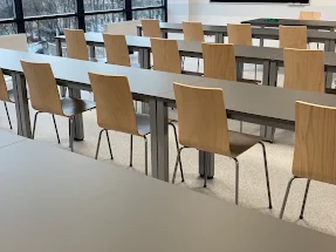 Sala dydaktyczna APS Warszawa – hologramy kolekcjonerskie | Hologramykolekcjonerskie24.com