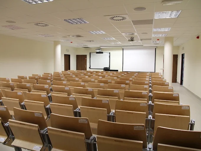 Sala wykładowa Akademii Śląskiej – naklejki do legitymacji studenckiej | hologramykolekcjonerskie24.com