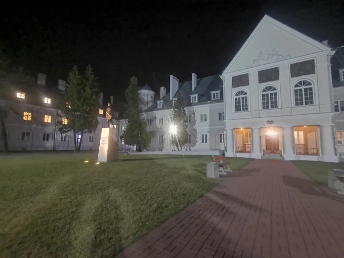 Akademia Sztuki Wojennej nocą – hologramy na legitymację studencką