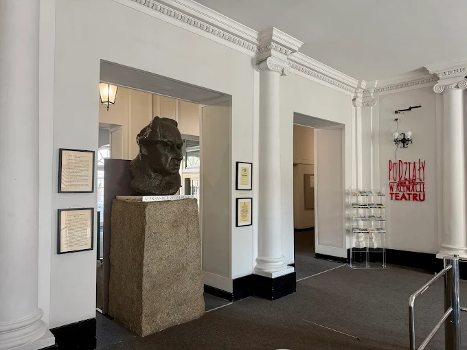 Wnętrze Akademii Teatralnej w Warszawie – naklejki do legitymacji studenckiej