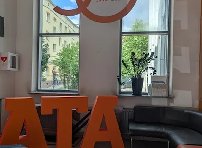 Logo ATA we wnętrzu uczelni w Warszawie – hologram na legitymację i naklejka do legitymacji studenckiej