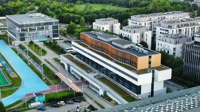 Kampus Akademii Wychowania Fizycznego w Poznaniu z lotu ptaka – naklejki na legitymację studencką AWF i hologramy kolekcjonerskie