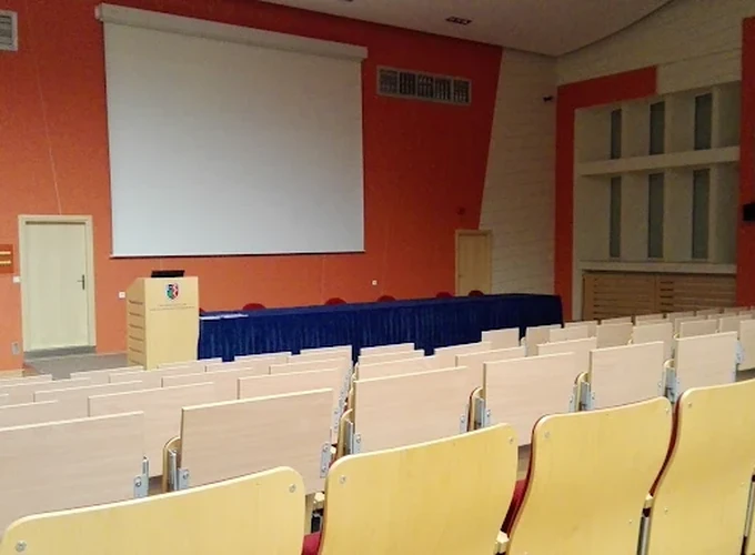 Sala wykładowa Centrum Medycznego Kształcenia Podyplomowego w Warszawie – hologramy kolekcjonerskie | hologramykolekcjonerskie24.com
