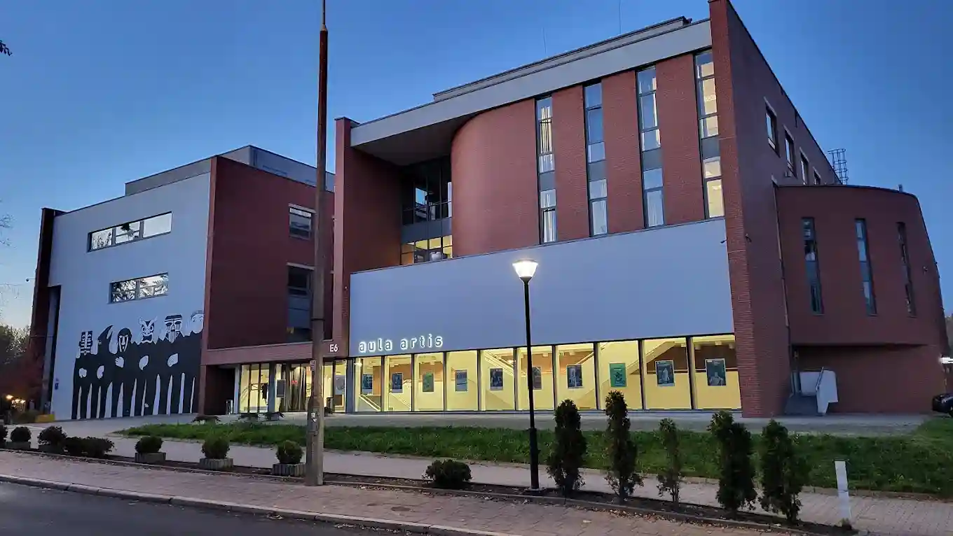 Budynek Collegium Da Vinci w Poznaniu – hologramy kolekcjonerskie studenckie CDV i naklejki do legitymacji