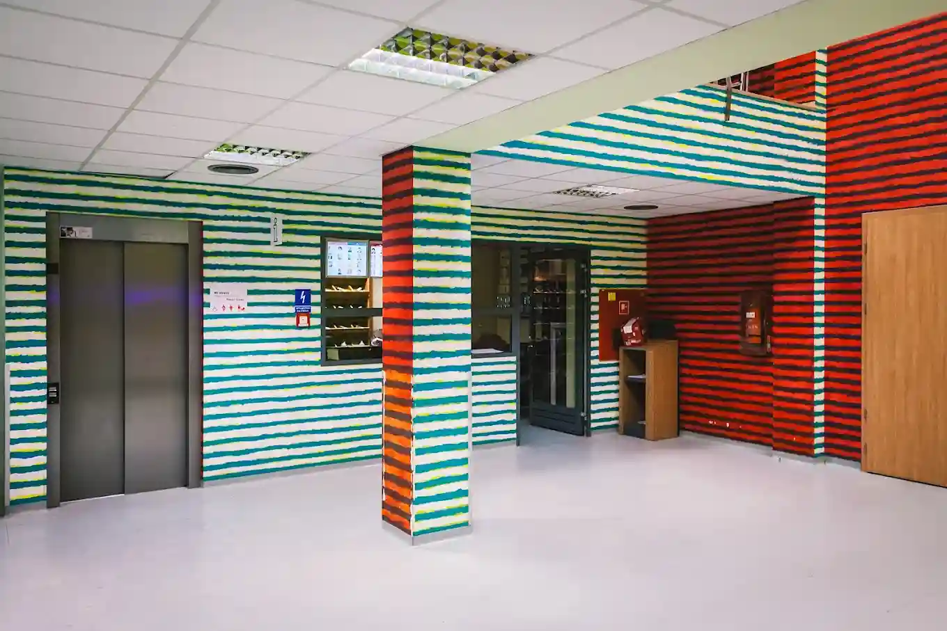 Wnętrze Collegium Da Vinci w Poznaniu – naklejki do legitymacji studenckiej CDV i hologramy kolekcjonerskie