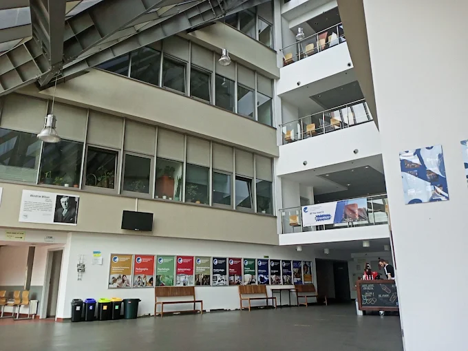 Wnętrze Menedżerskiej Akademii Nauk Stosowanych – naklejka legitymacja studencka