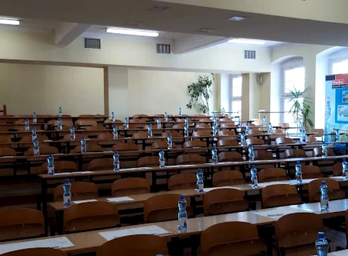 Sala wykładowa Uniwersytetu Zachodniego we Wrocławiu – hologram do legitymacji studenckiej