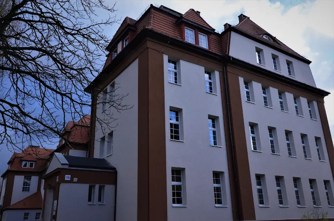 Budynek Uniwersytetu Zachodniego we Wrocławiu – hologramy na legitymacje studenckie