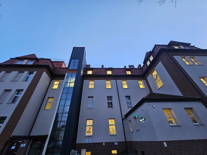 Uniwersytet Zachodni we Wrocławiu (UZW) – naklejka na legitymację studencką
