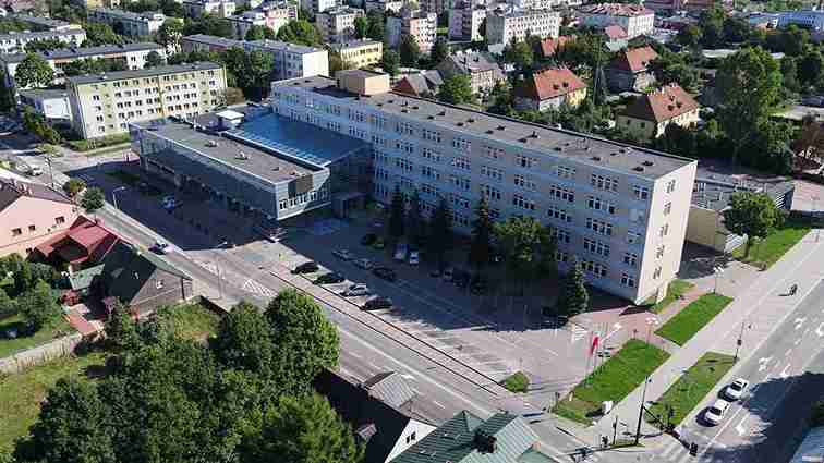 Kampus Państwowej Uczelni Zawodowej w Suwałkach z lotu ptaka – hologramy kolekcjonerskie studenckie i doktoranckie