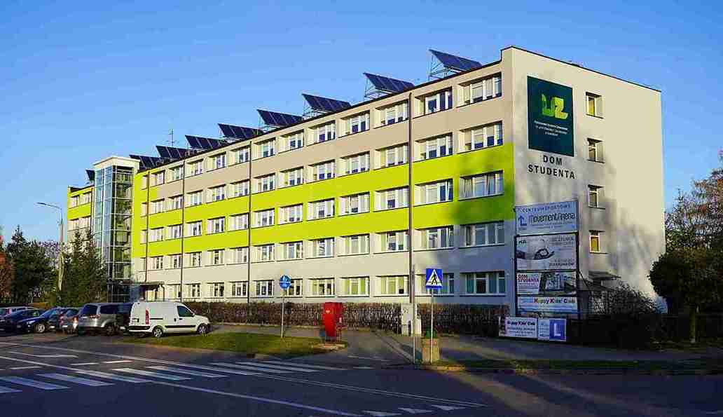 Budynek Państwowej Uczelni Zawodowej w Suwałkach – naklejki na legitymację studencką i hologramy doktoranckie