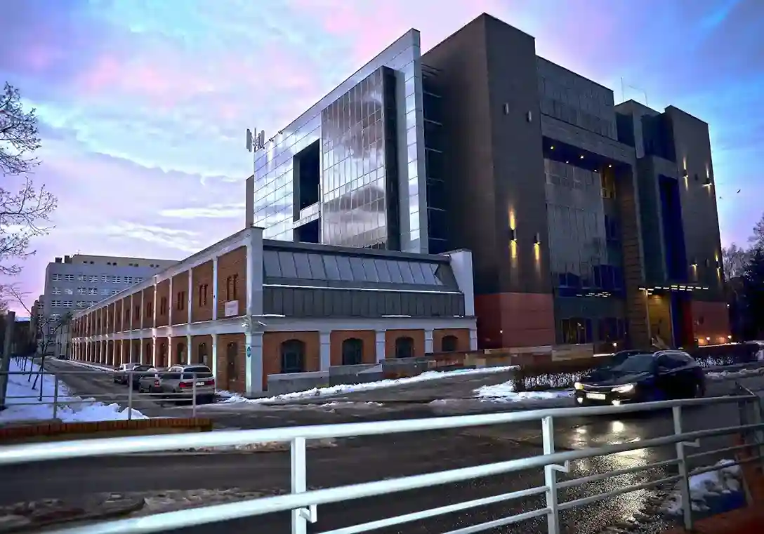 Nowoczesny budynek Politechniki Łódzkiej – hologramy kolekcjonerskie studenckie i doktoranckie