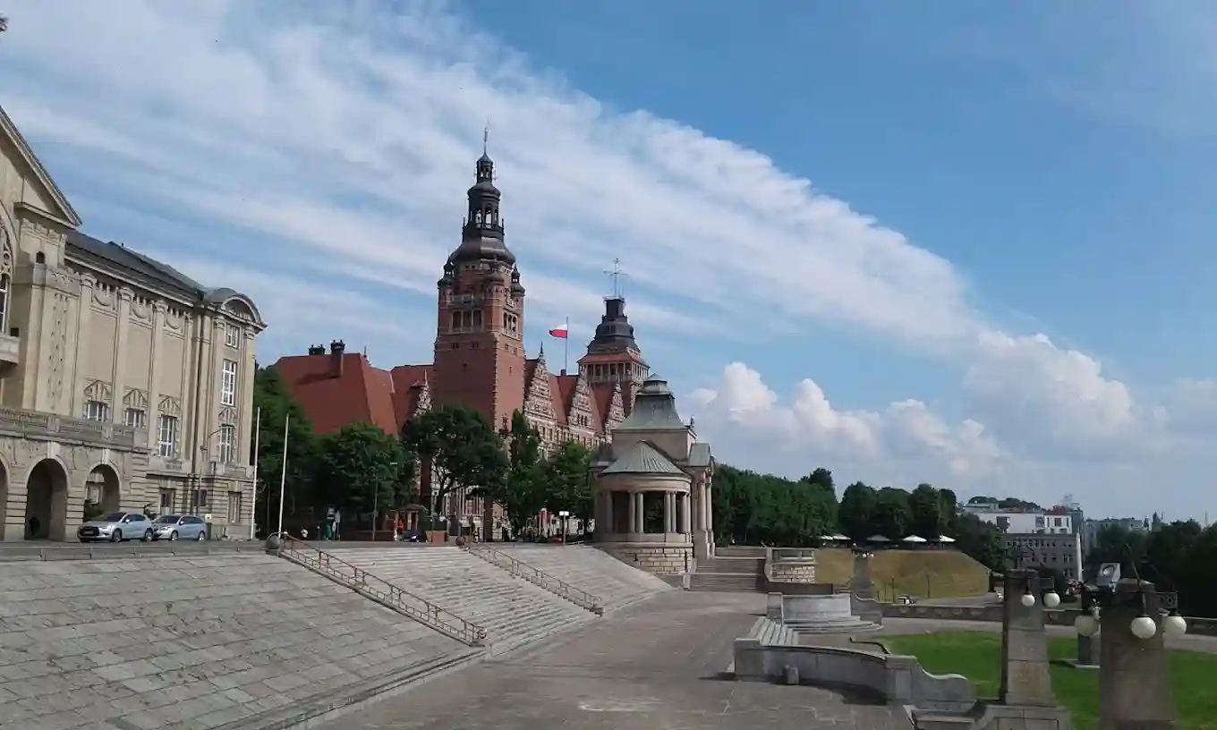 Gmach Politechniki Morskiej w Szczecinie – hologramy do legitymacji studenckiej i doktoranckiej PM oraz naklejki kolekcjonerskie