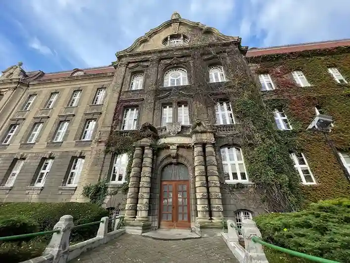 Zabytkowy budynek Politechniki Morskiej w Szczecinie – hologramy kolekcjonerskie studenckie PM i naklejki do legitymacji