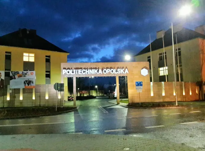 Budynek Politechniki Opolskiej nocą – hologramy kolekcjonerskie studenckie i doktoranckie