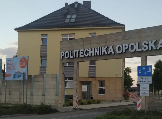 Wejście do budynku Politechniki Opolskiej – hologramy na legitymacje studenckie i doktoranckie