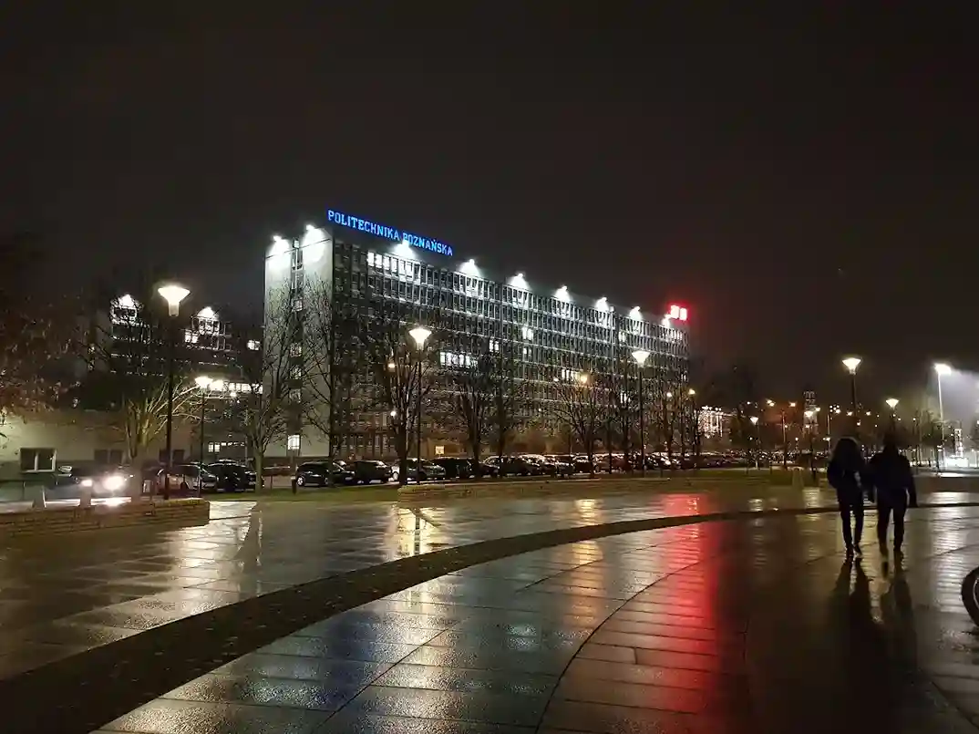 Nocny widok kampusu Politechniki Poznańskiej – naklejki do legitymacji studenckiej PP i hologramy kolekcjonerskie