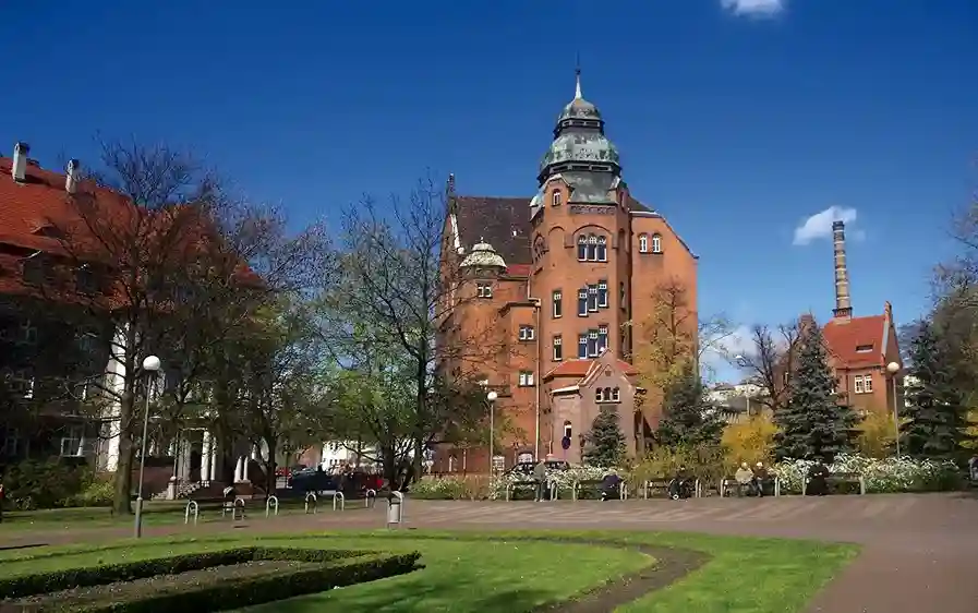 Zabytkowy budynek Politechniki Poznańskiej – naklejki na legitymację studencką PP i hologramy kolekcjonerskie