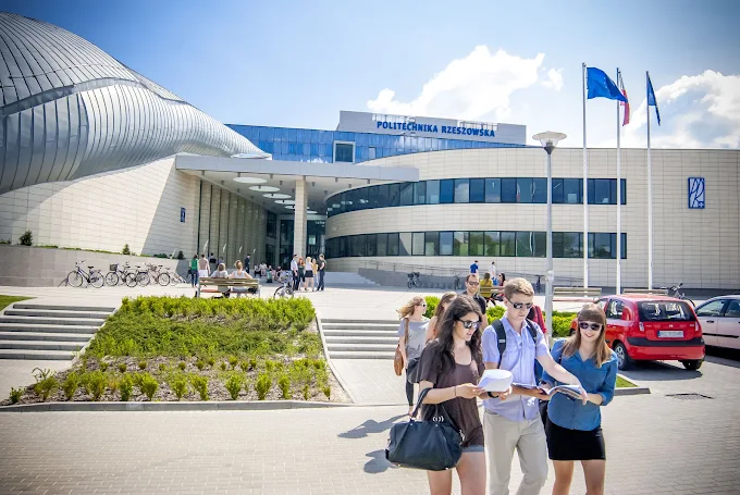 Budynek Politechniki Rzeszowskiej z grupą studentów – naklejki na legitymację studencką i hologramy doktoranckie
