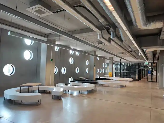 Wnętrze Politechniki Wrocławskiej – hologramy kolekcjonerskie studenckie i doktoranckie