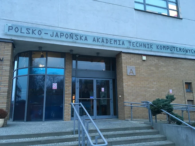 Wejście do PJATK w Warszawie – hologramy do legitymacji studenckiej