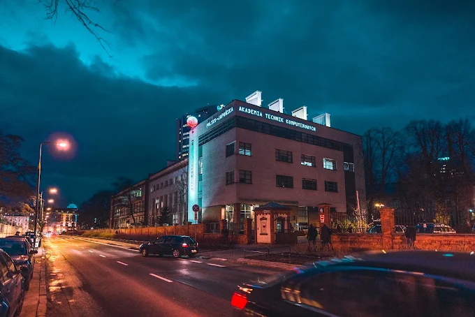 Nocne ujęcie PJATK w Warszawie – hologram na legitymację studencką