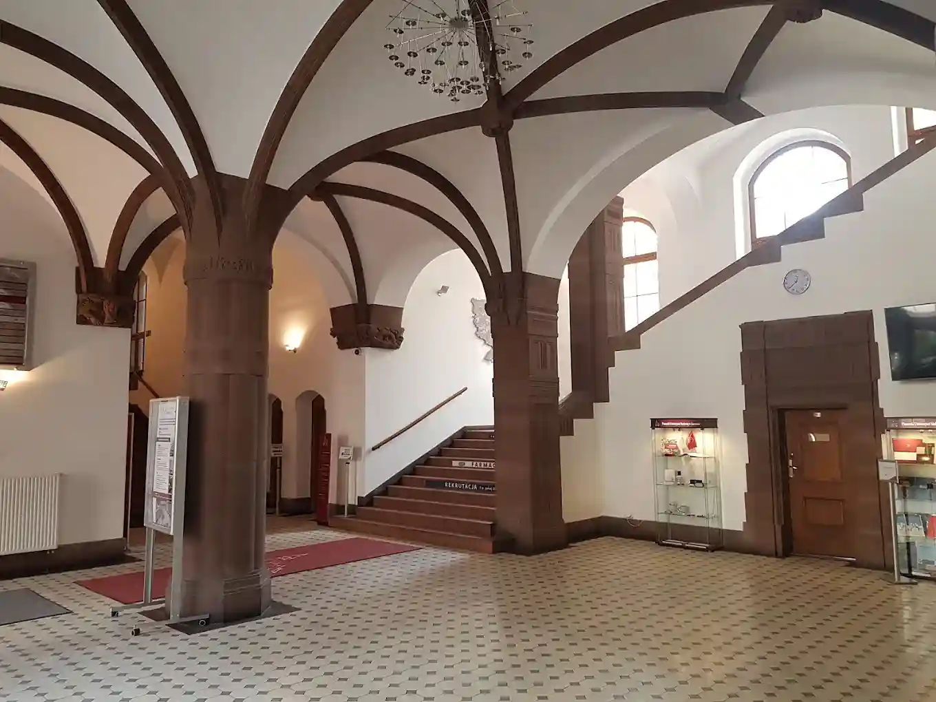 Wnętrze Pomorskiego Uniwersytetu Medycznego w Szczecinie – hologramy do legitymacji studenckiej i doktoranckiej PUM oraz naklejki kolekcjonerskie