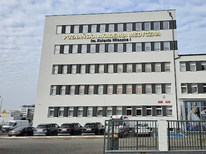 Budynek Poznańskiej Akademii Medycznej Nauk Stosowanych – hologramy na legitymację studencką i doktorancką