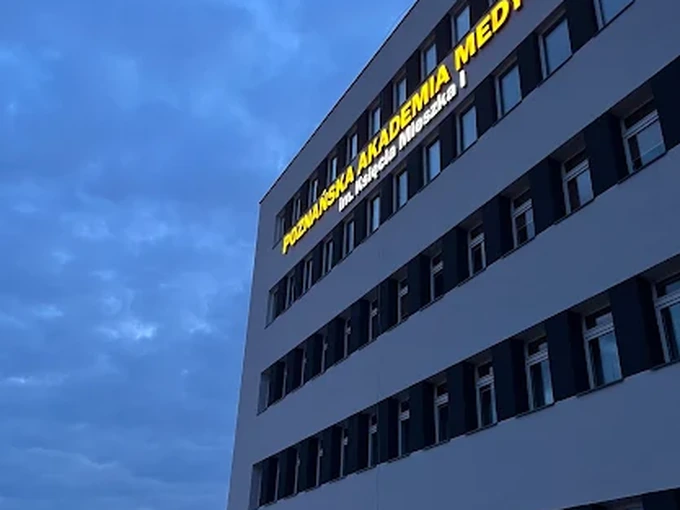 Budynek Poznańskiej Akademii Medycznej Nauk Stosowanych (PAM) – naklejki na legitymację studencką