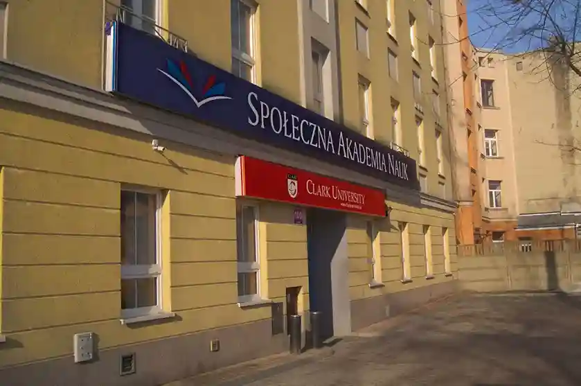 Wejście do Społecznej Akademii Nauk w Łodzi – naklejki do legitymacji studenckiej i doktoranckiej
