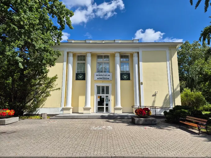 Budynek rekrutacji SGGW w Warszawie – naklejki do legitymacji studenckiej i doktoranckiej, hologramykolekcjonerskie24.com