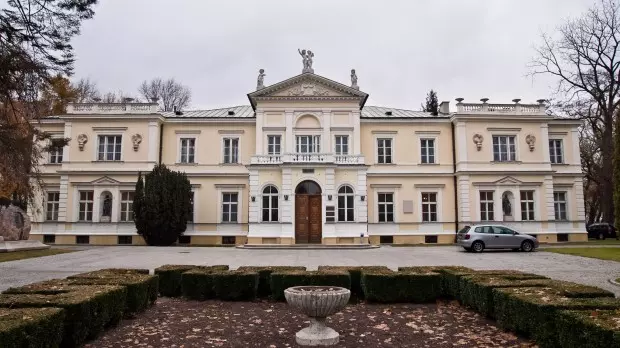 Budynek Szkoły Głównej Krajowej w Warszawie – naklejki na legitymację studencką i hologramy doktoranckie
