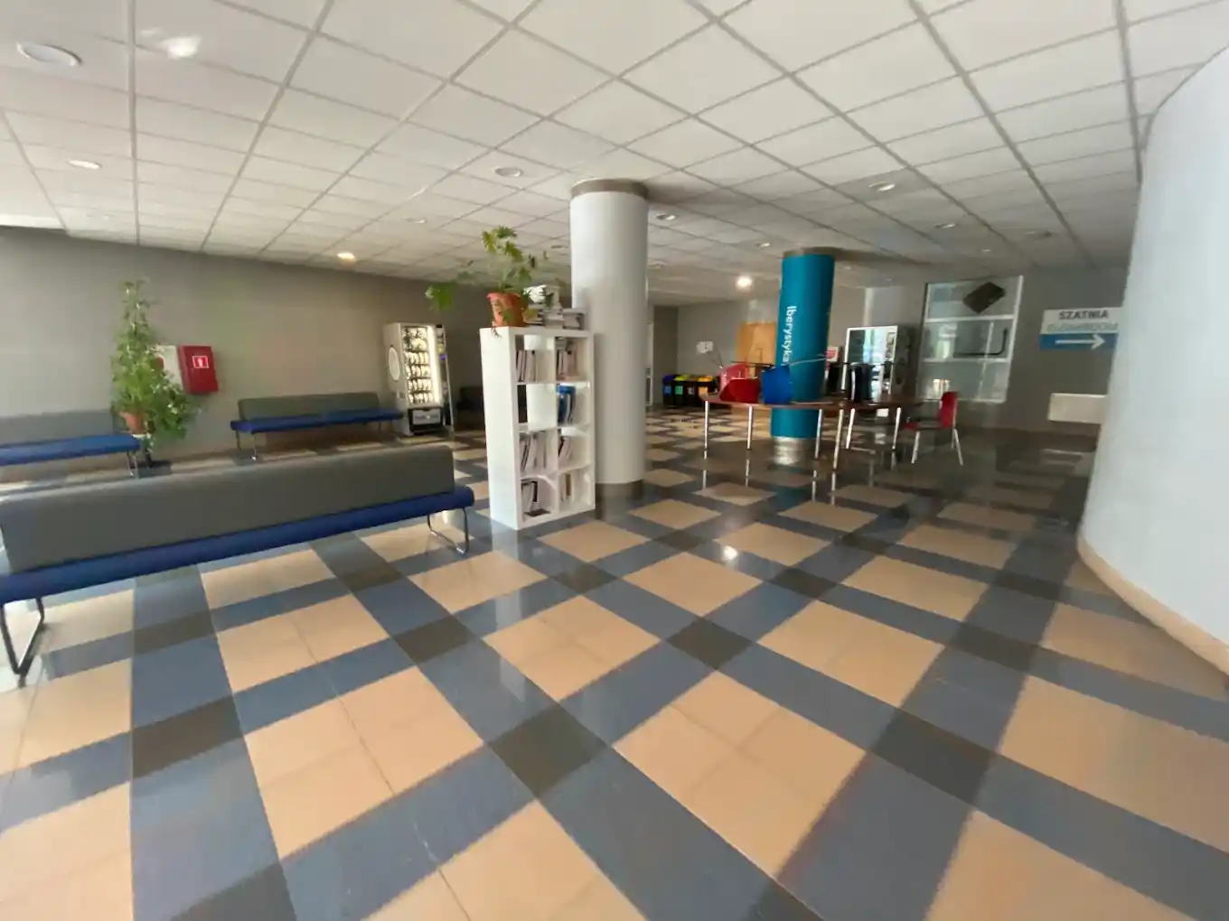 Wnętrze Szkoły Głównej Turystyki i Hotelarstwa Vistula w Warszawie – hologramy na legitymację studencką i doktorancką
