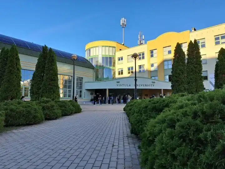 Budynek Szkoły Głównej Turystyki i Hotelarstwa Vistula w Warszawie – naklejki do legitymacji studenckiej i hologramy doktoranckie