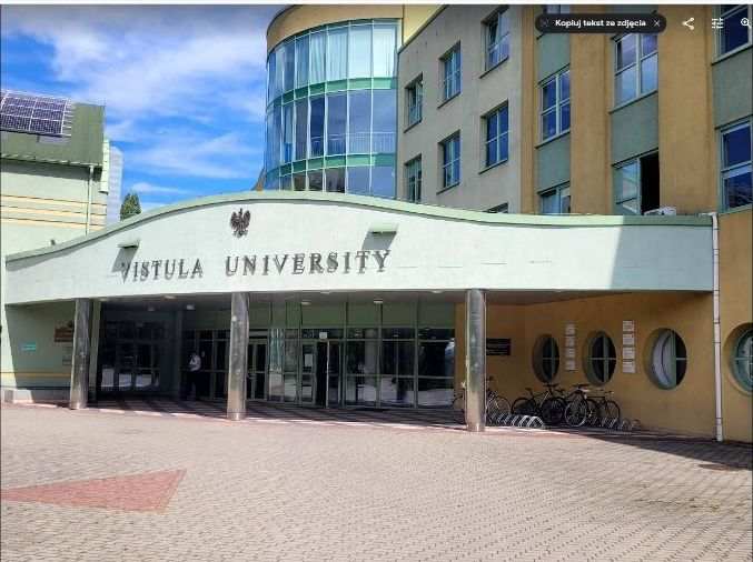 Wejście do Szkoły Głównej Turystyki i Hotelarstwa Vistula w Warszawie – naklejki na legitymację studencką i hologramy doktoranckie
