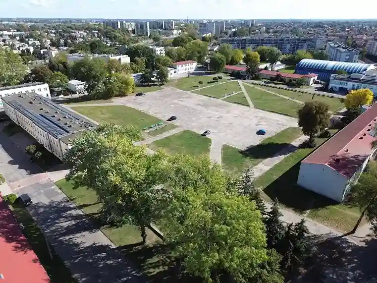 Kampus Szkoły Wyższej im. Pawła Włodkowica w Płocku z lotu ptaka – hologramy do legitymacji studenckiej i doktoranckiej SWPW