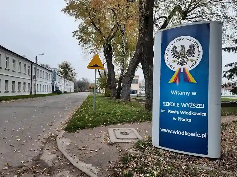 Wejście na teren Szkoły Wyższej im. Pawła Włodkowica w Płocku – hologramy na legitymację doktorancką SWPW i naklejki kolekcjonerskie