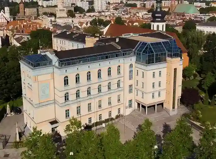 Budynek Uniwersytetu Opolskiego widziany z góry – hologramy kolekcjonerskie studenckie i doktoranckie