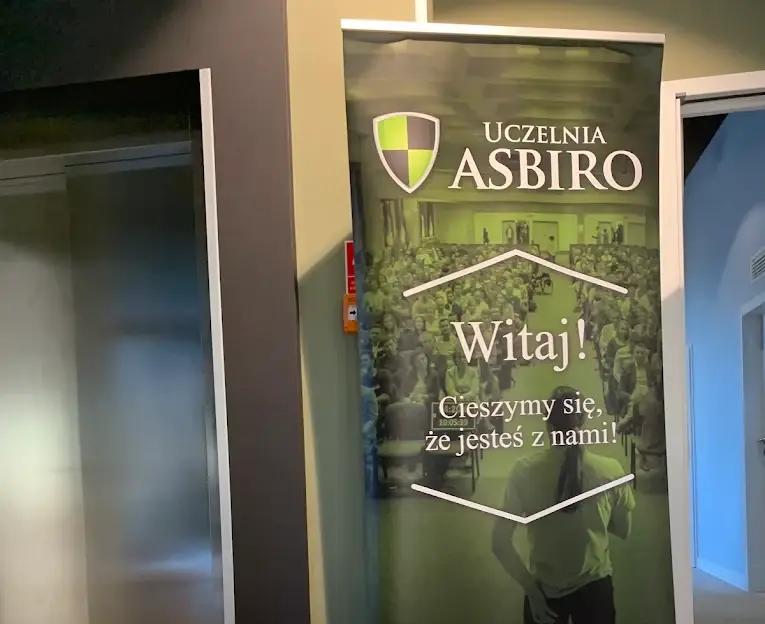 Wejście do Uczelni ASBIRO z widocznym logo – hologramy kolekcjonerskie studenckie i doktoranckie
